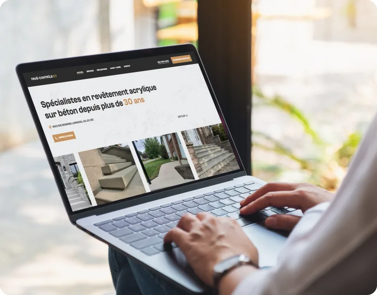 Site web WordPress d’une entreprise affiché sur un ordinateur portable